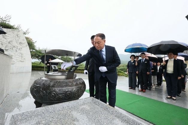 호국원 찾아 분향하는 한득수 임실군수