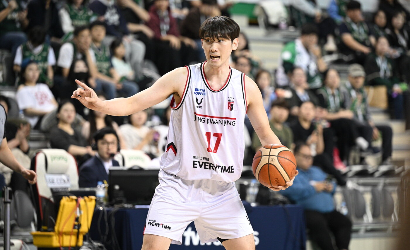 본문 이미지 - 김경원은 안양 정관장을 떠나 울산 현대모비스로 이적했다. (KBL 제공)