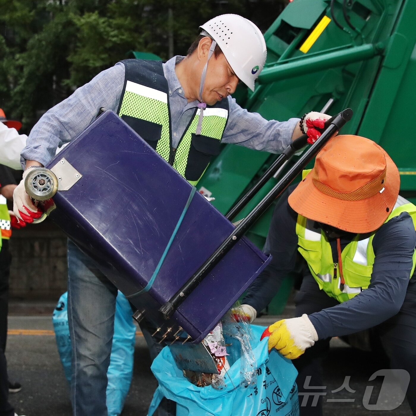 본문 이미지 - 전문학 대전 서구청장은 취임 첫 공식 일정으로 1일 새벽 둔산동 갤러리아 타임월드 일원 거리를 청소하고 있다.(대전 서구 제공. 재판매 및 DB금지) /뉴스1