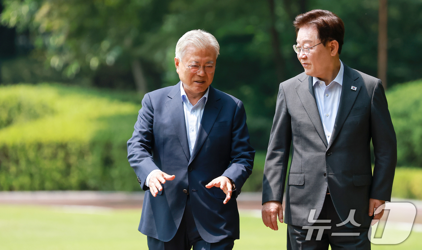 (서울=뉴스1) 허경 기자 = 이재명 대통령과 문재인 전 대통령이 1일 청와대 상춘재에서 열린 오찬 회동에 입장하고 있다. 2026.7.1/뉴스1