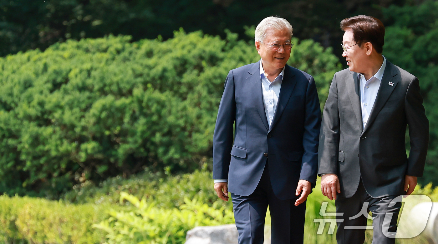 (서울=뉴스1) 허경 기자 = 이재명 대통령과 문재인 전 대통령이 1일 청와대 상춘재에서 열린 오찬 회동에 입장하고 있다. 2026.7.1/뉴스1