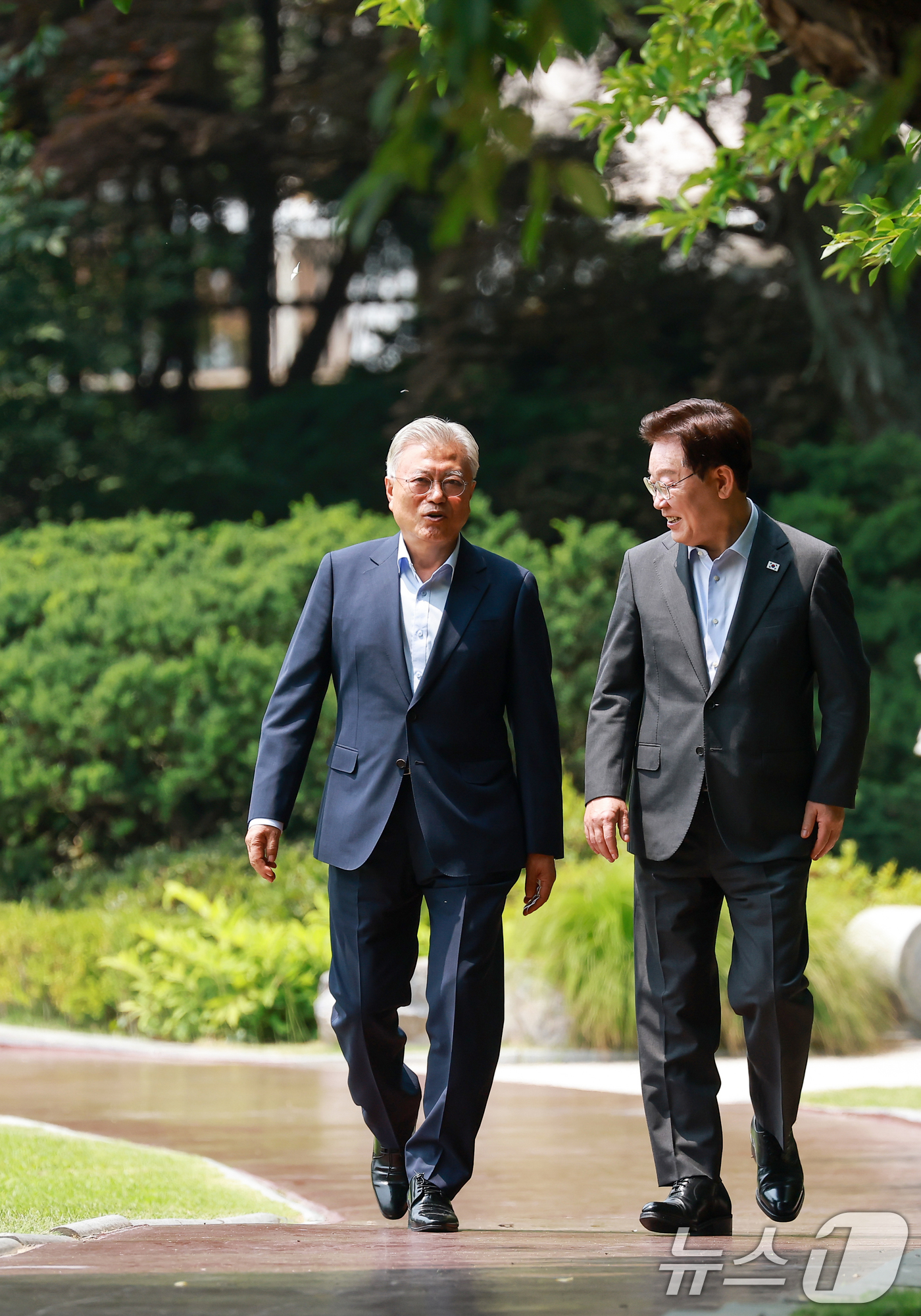 (서울=뉴스1) 허경 기자 = 이재명 대통령과 문재인 전 대통령이 1일 청와대 상춘재에서 열린 오찬 회동에 입장하고 있다. 2026.7.1/뉴스1