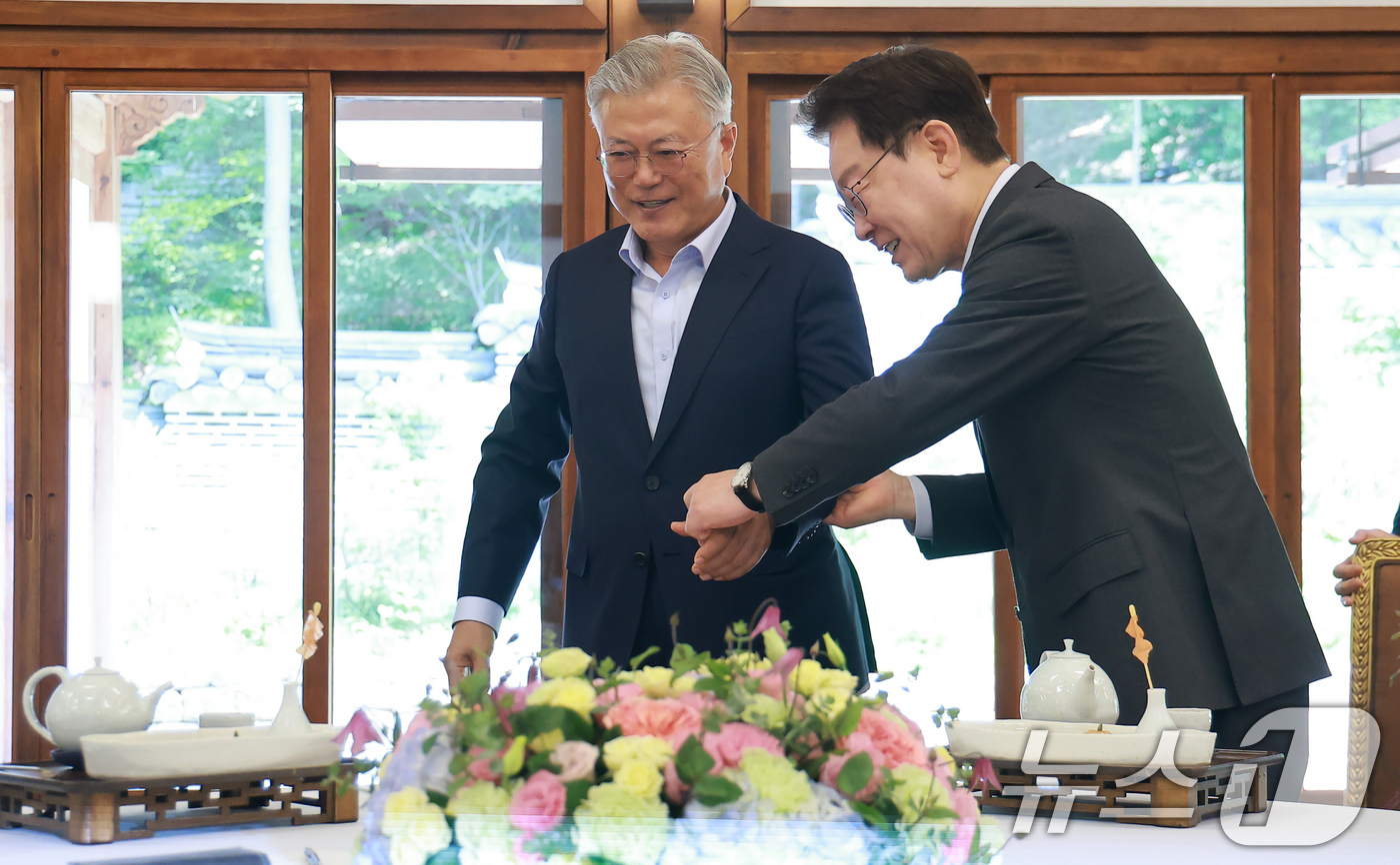 (서울=뉴스1) 허경 기자 = 이재명 대통령이 1일 청와대 상춘재에서 문재인 전 대통령과 오찬 회동을 하고 있다. 2026.7.1/뉴스1