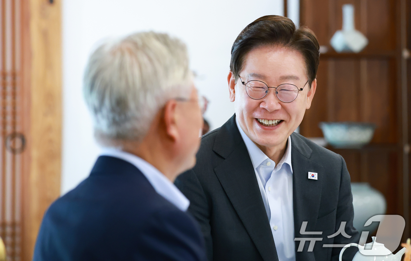 (서울=뉴스1) 허경 기자 = 이재명 대통령이 1일 청와대 상춘재에서 문재인 전 대통령과 오찬 회동을 하고 있다. 2026.7.1/뉴스1