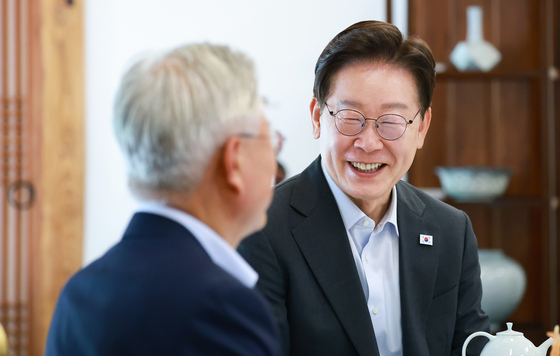 문재인 전 대통령 만난 이재명 대통령