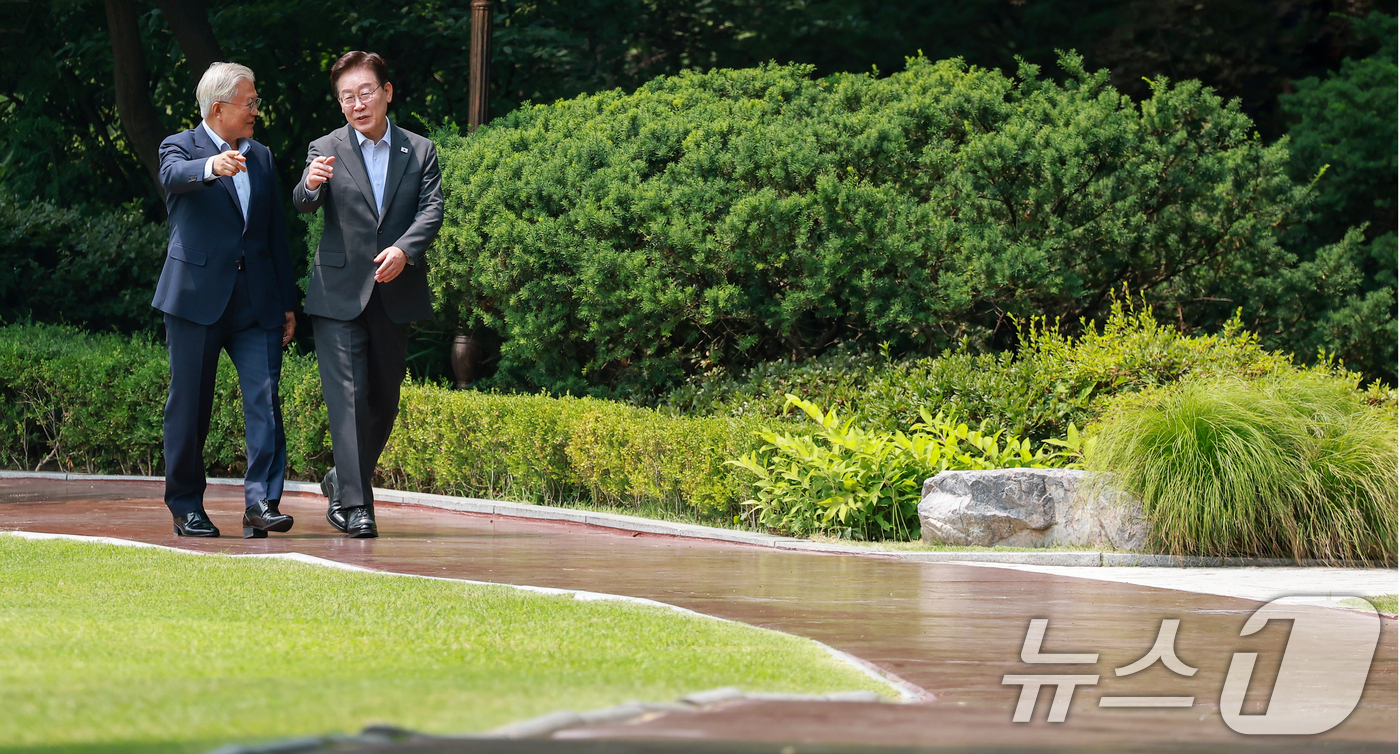 (서울=뉴스1) 허경 기자 = 이재명 대통령과 문재인 전 대통령이 1일 청와대 상춘재에서 열린 오찬 회동에 입장하고 있다. 2026.7.1/뉴스1