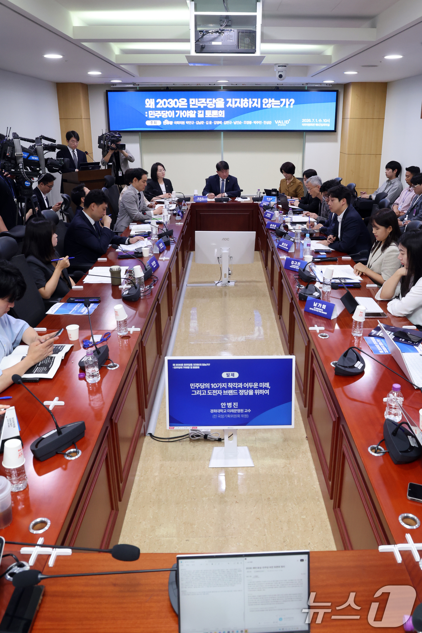 (서울=뉴스1) 황기선 기자 = 1일 서울 여의도 국회 의원회관에서 '왜 2030은 민주당을 지지하지 않는가?: 민주당이 가야할 길 토론회'가 진행되고 있다.  2026.7.1/뉴 …