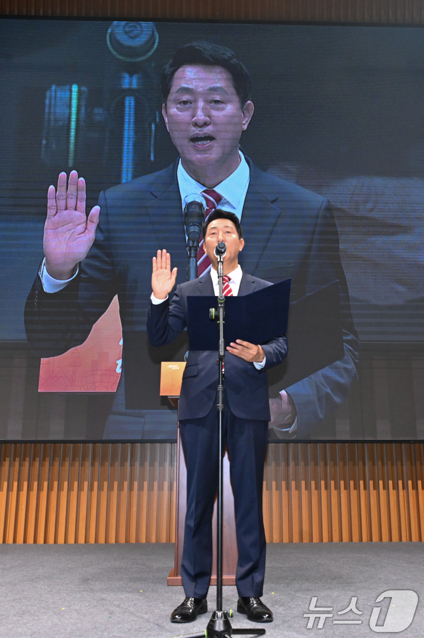 (서울=뉴스1) 안은나 기자 = 민선 9기 서울시정을 이끌게 된 오세훈 시장이 1일 시청에서 열린 제40대 서울특별시장 취임식에서 취임 선서를 하고 있다. (공동취재) 2026.7 …