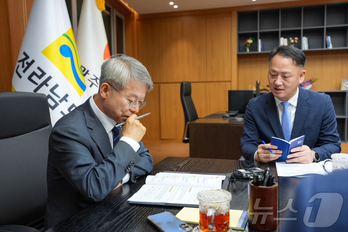 (전남광주=뉴스1) 전원 기자 = 민형배 전남광주통합특별시장이 1일 전남광주통합특별시청 동부청사 집무실에서 통합 100일 실행계획 관련 1호 결재를 하고 있다.(전남광주통합특별시 …