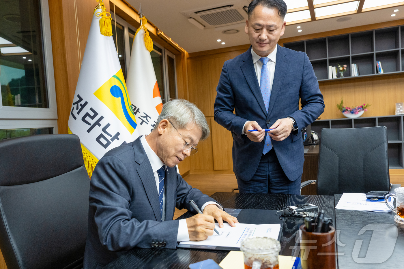 (전남광주=뉴스1) 전원 기자 = 민형배 전남광주통합특별시장이 1일 전남광주통합특별시청 동부청사 집무실에서 통합 100일 실행계획 관련 1호 결재를 하고 있다.(전남광주통합특별시 …
