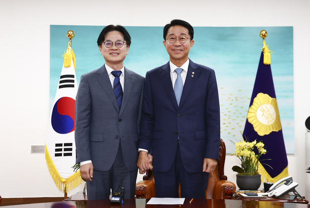 조정식, 김정관 만나 "국회·경제계 협력의 윤활유 역할 해달라"