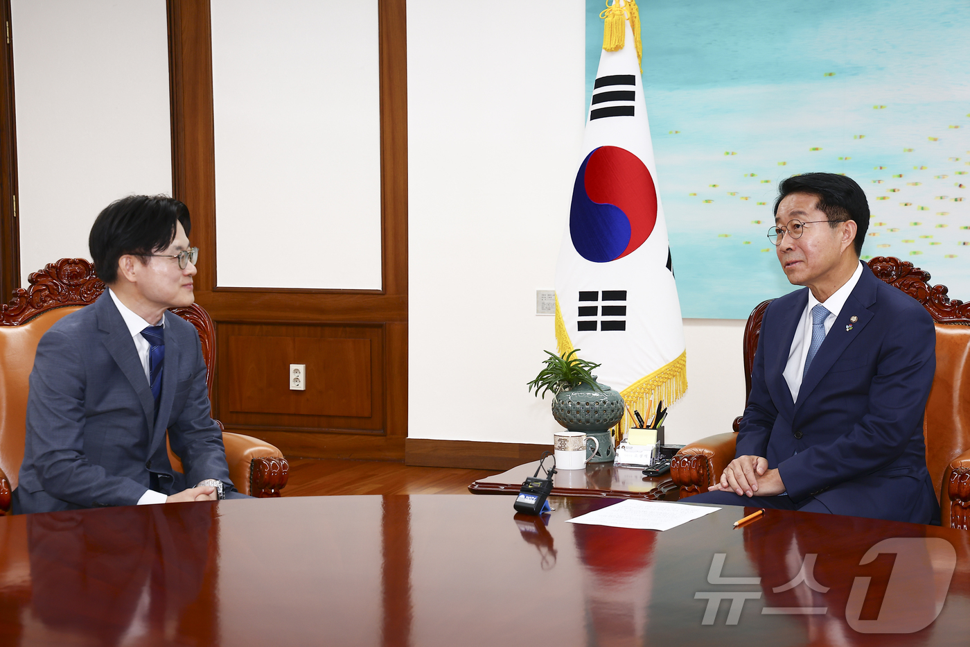 (서울=뉴스1) 황기선 기자 = 조정식 국회의장이 1일 오후 서울 여의도 국회를 찾은 김정관 산업통상부 장관과 이야기를 나누고 있다. (공동취재)  2026.7.1/뉴스1
