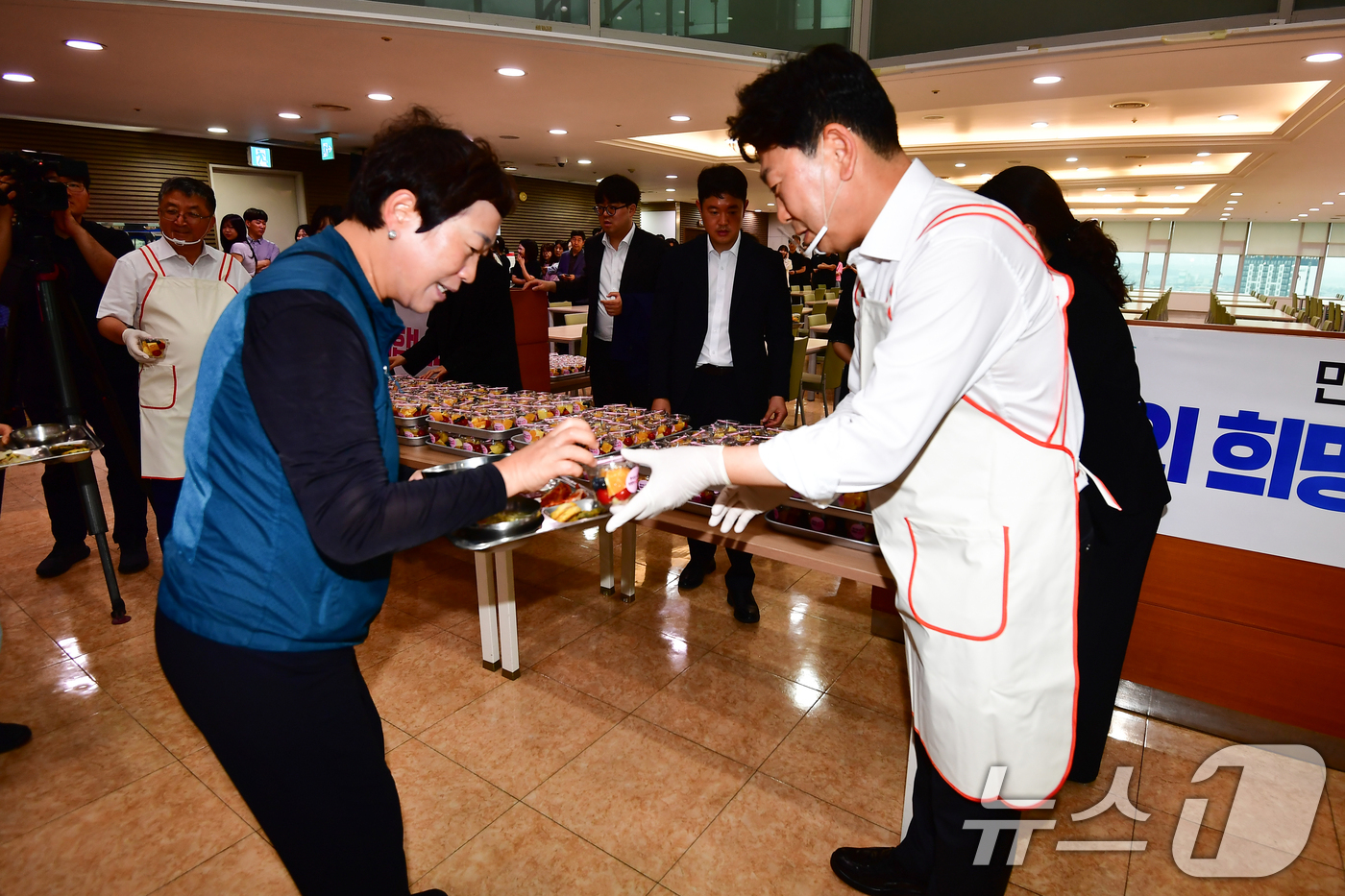 (포항=뉴스1) 최창호 기자 = 박용선 경북 포항시장이 1일 취임식을 마친 후 시청 구내식당에서 직원들에게 급식봉사를 하고 있다. 2026.7.1/뉴스1