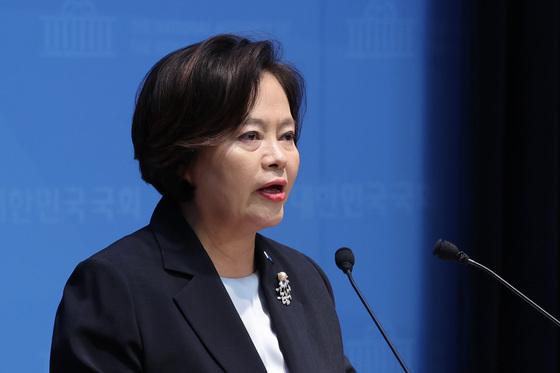 기자회견하는 정춘생 조국혁신당 의원