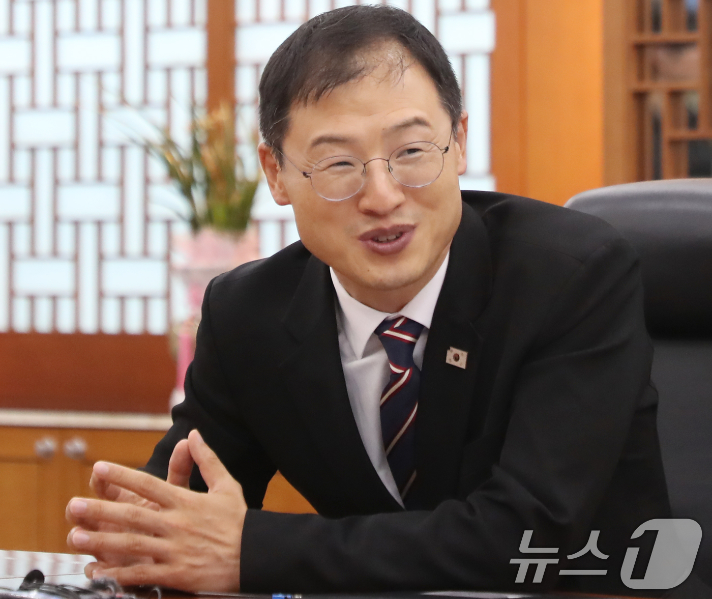 (울산=뉴스1) 조민주 기자 = 김상욱 울산시장이 1일 오후 울산시청 시장실에서 취임 인터뷰를 하고 있다. 2026.7.1/뉴스1
