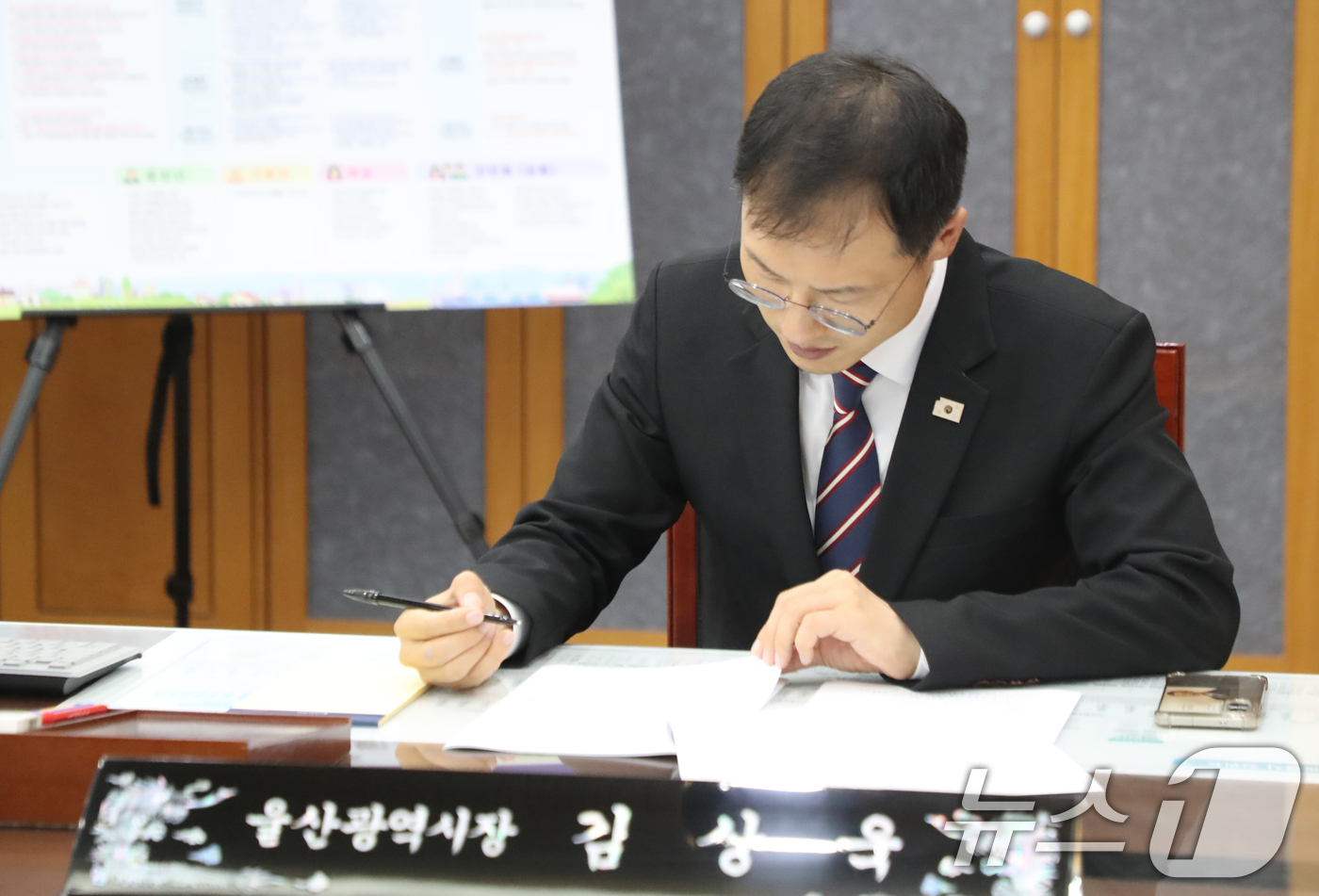 (울산=뉴스1) 조민주 기자 = 김상욱 울산시장이 1일 오후 울산시청 시장실에서 집무를 보고 있다. 2026.7.1/뉴스1