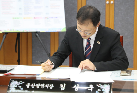 집무 보는 김상욱 울산시장