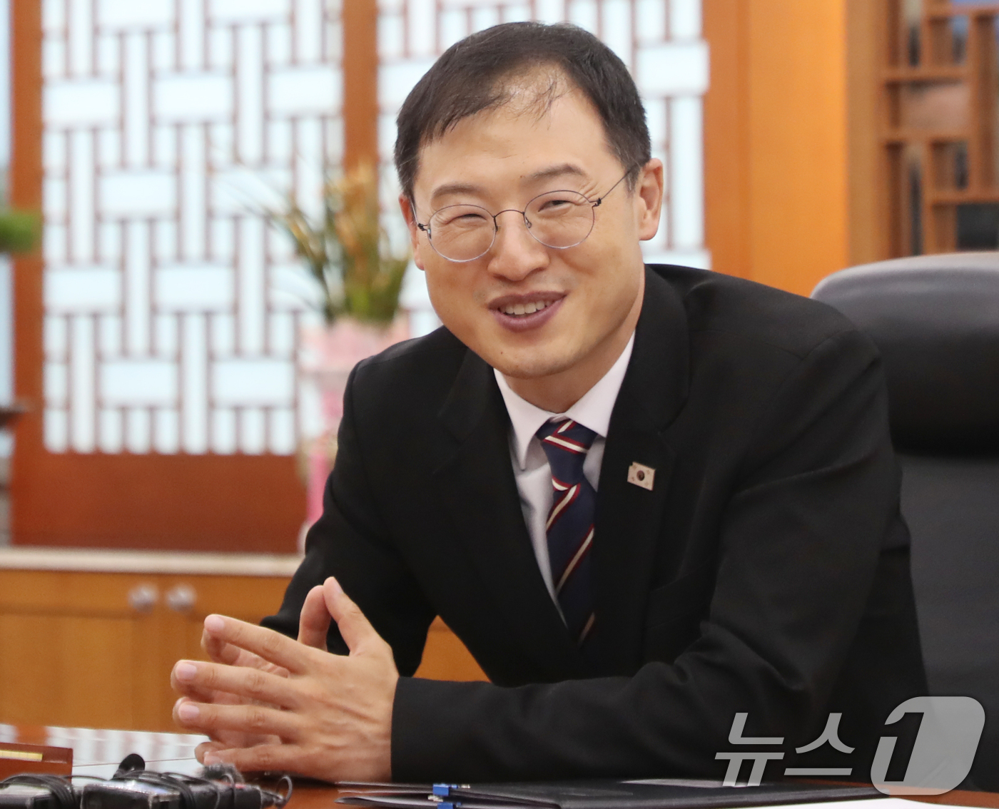 (울산=뉴스1) 조민주 기자 = 김상욱 울산시장이 1일 오후 울산시청 시장실에서 취임 인터뷰를 하고 있다. 2026.7.1/뉴스1