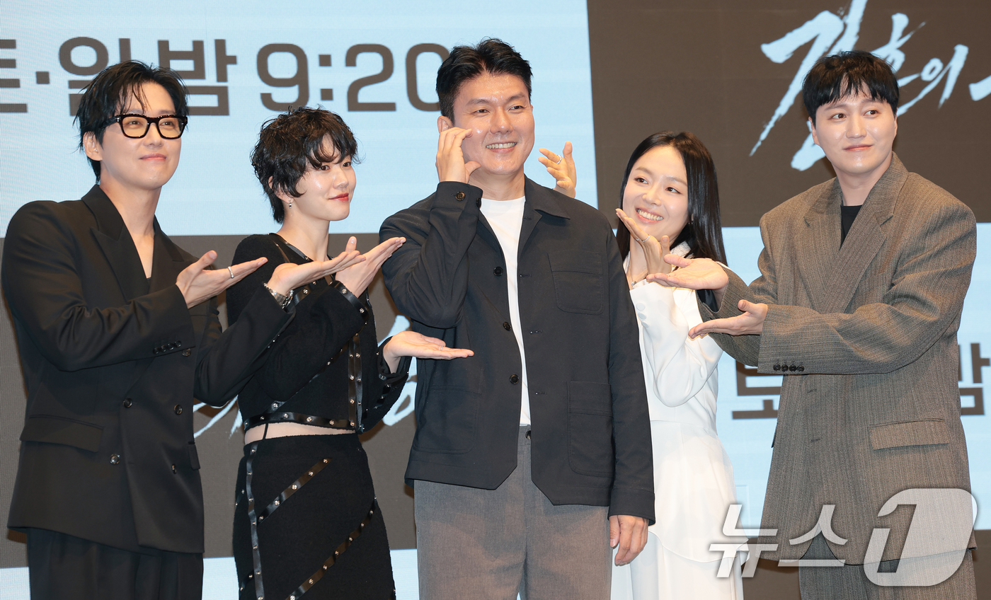 (서울=뉴스1) 권현진 기자 = 배우 남궁민(왼쪽부터)과 이설, 김정현 PD, 이상희, 김대명이 1일 오후 서울 구로구 디큐브시티 더세인트에서 열린 KBS 2TV 토일 미니시리즈 …
