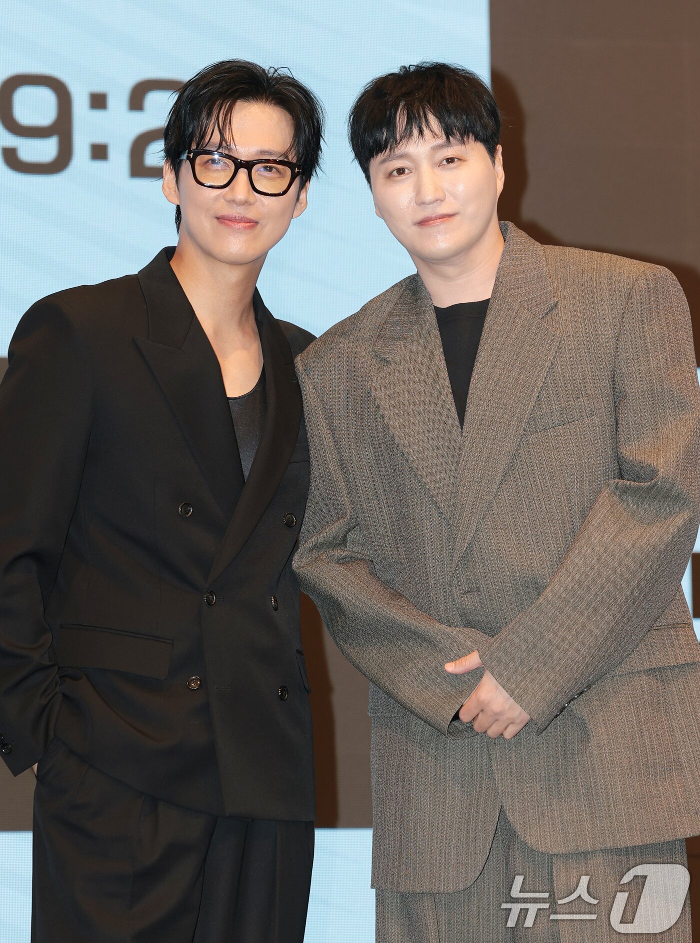 본문 이미지 - 배우 남궁민(왼쪽)과 김대명이 1일 오후 서울 구로구 디큐브시티 더세인트에서 열린 KBS 2TV 토일 미니시리즈 ‘결혼의 완성’(극본 정재하) 제작발표회에 참석해 포즈를 취하고 있다. ‘결혼의 완성’은 이혼 직전 납치된 아내를 구하기 위해 인면수심의 범죄자와 극한 사투를 벌이게 된 한 남자의 위험천만한 범죄 스릴러다. 2026.7.1 ⓒ 뉴스1 권현진 기자