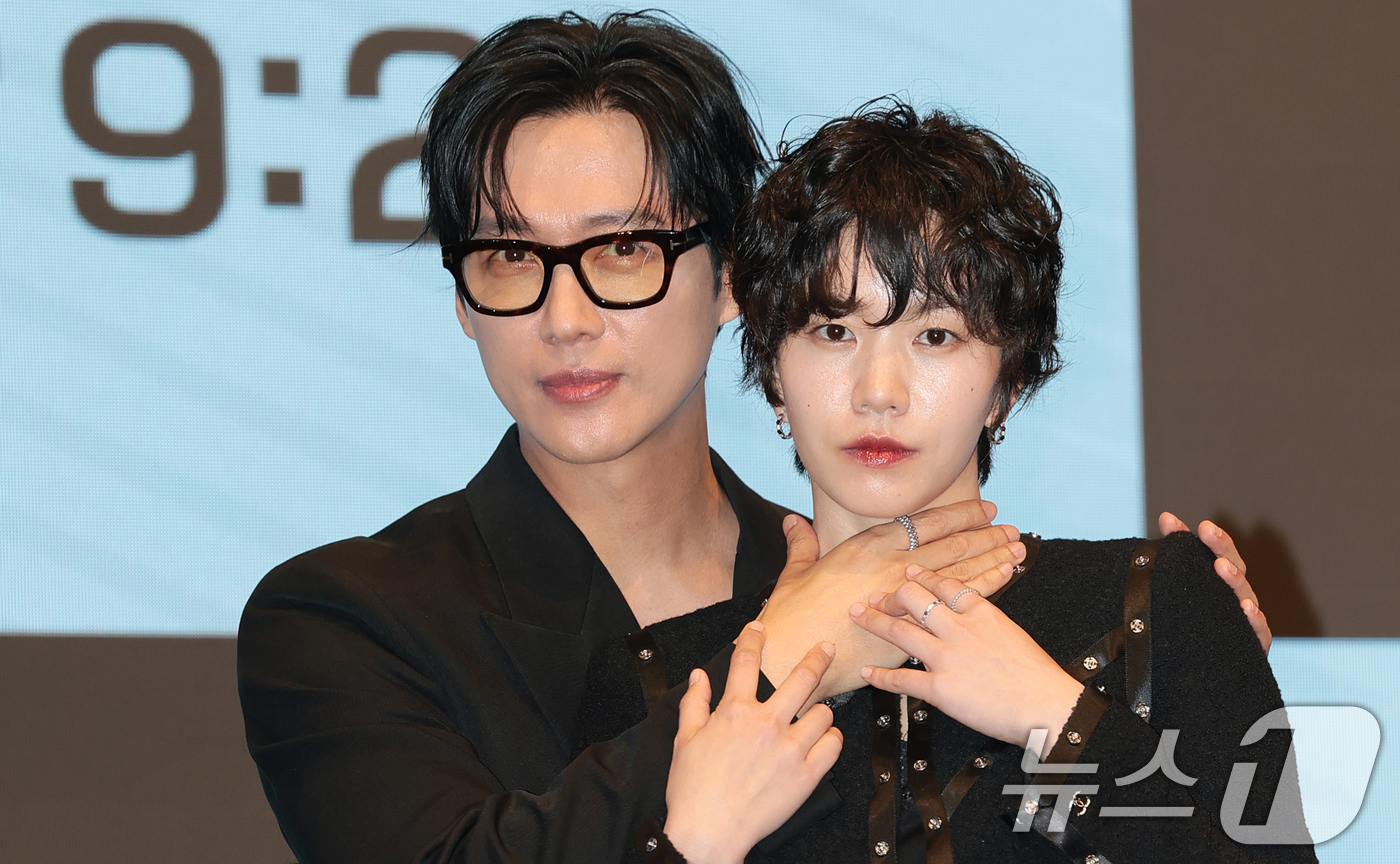 (서울=뉴스1) 권현진 기자 = 배우 남궁민(왼쪽)과 이설이 1일 오후 서울 구로구 디큐브시티 더세인트에서 열린 KBS 2TV 토일 미니시리즈 ‘결혼의 완성’(극본 정재하) 제작발 …