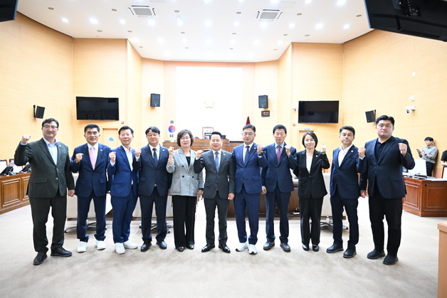 완주군의회, 전반기 의장단 구성…의장 성중기·부의장 심부건
