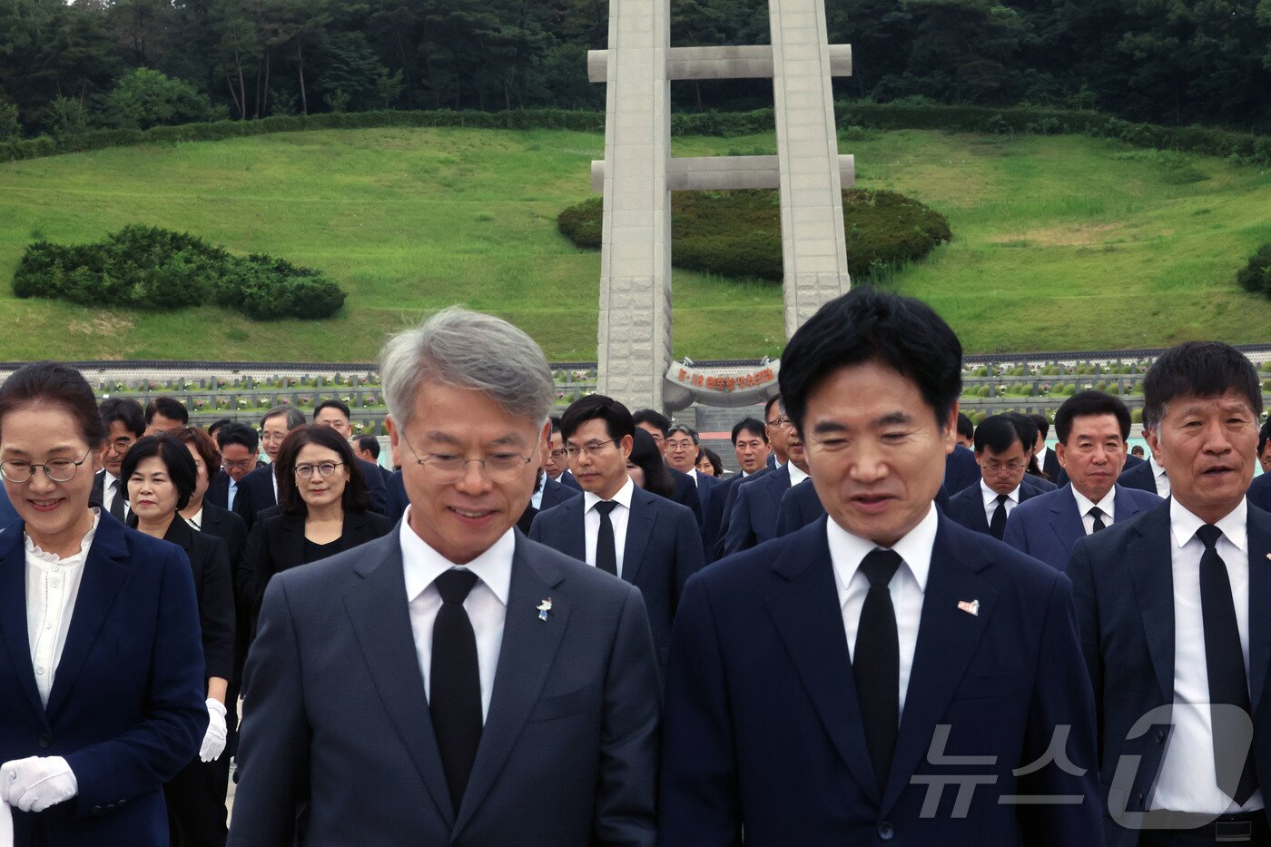 본문 이미지 - 전남광주통합특별시 출범 첫날인 1일 오후 광주 북구 국립5·18민주묘지를 찾은 민형배 전남광주통합특별시장과 김대중 전남광주통합교육감이 오월 영령을 추모 후 걸어 나가고 있다. 2026.7.1 ⓒ 뉴스1 조수민 수습기자