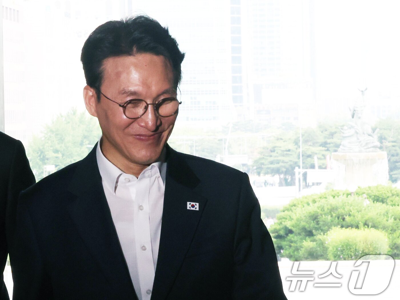 본문 이미지 - 김민석 전 국무총리가 1일 오후 서울 여의도 국회로 들어서고 있다. 2026.7.1 ⓒ 뉴스1 황기선 기자