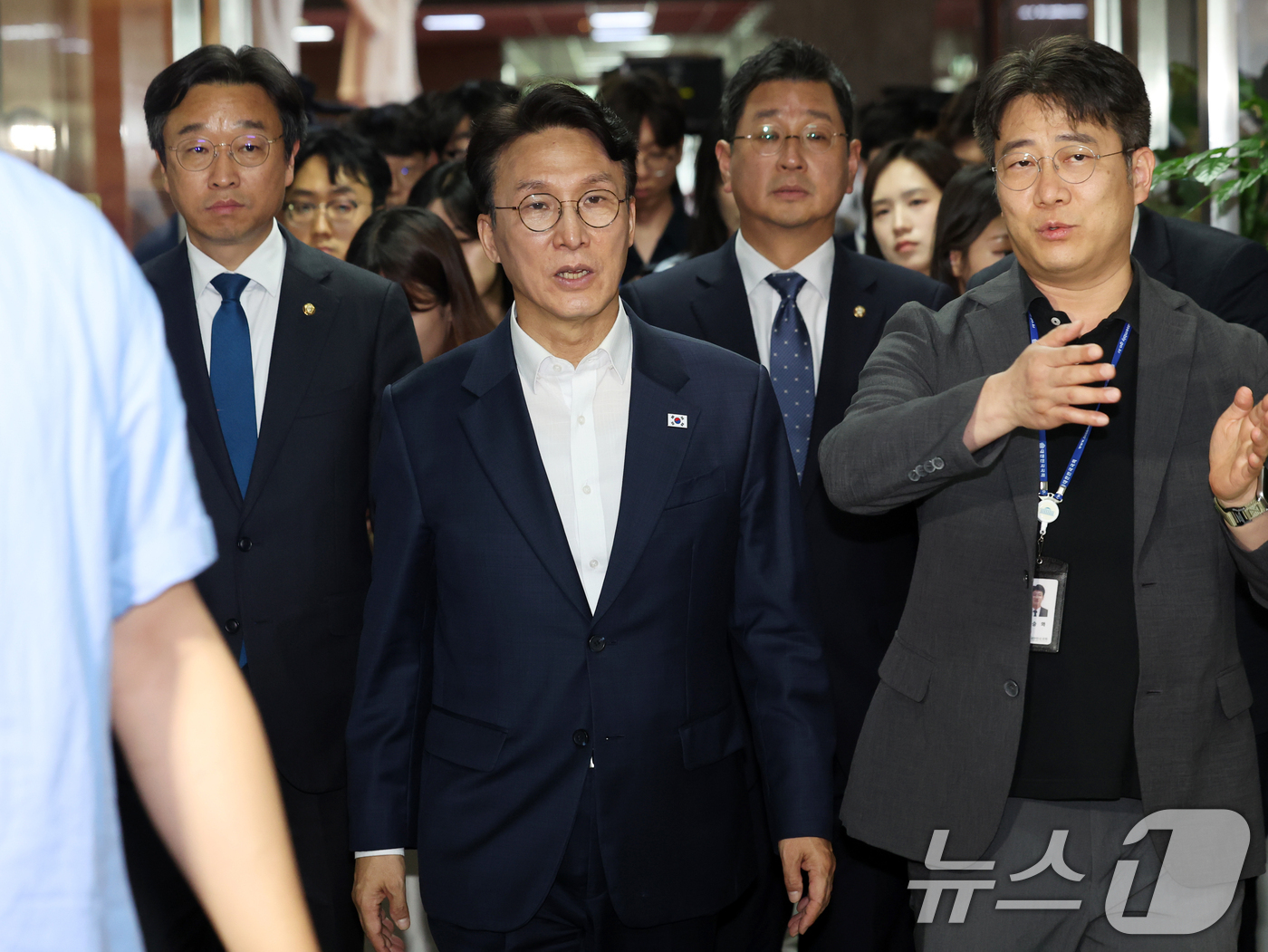 (서울=뉴스1) 황기선 기자 = 김민석 전 국무총리가 1일 오후 서울 여의도 국회로 들어서고 있다.이날 이임식을 마치고 국회로 복귀한 김 전 총리는 중앙당과 국회 본청, 소통관, …