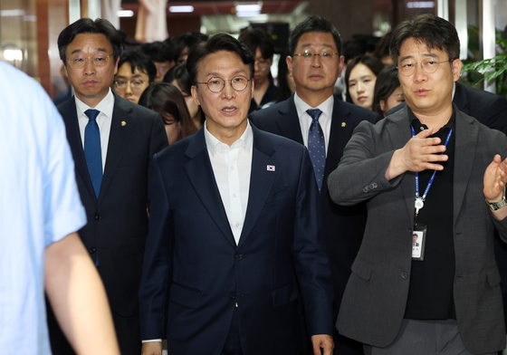 돌아온 김민석, 당직자 인사…정청래 겨냥 "또 대표할 필요 있나"