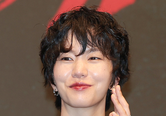 미소짓는 이설