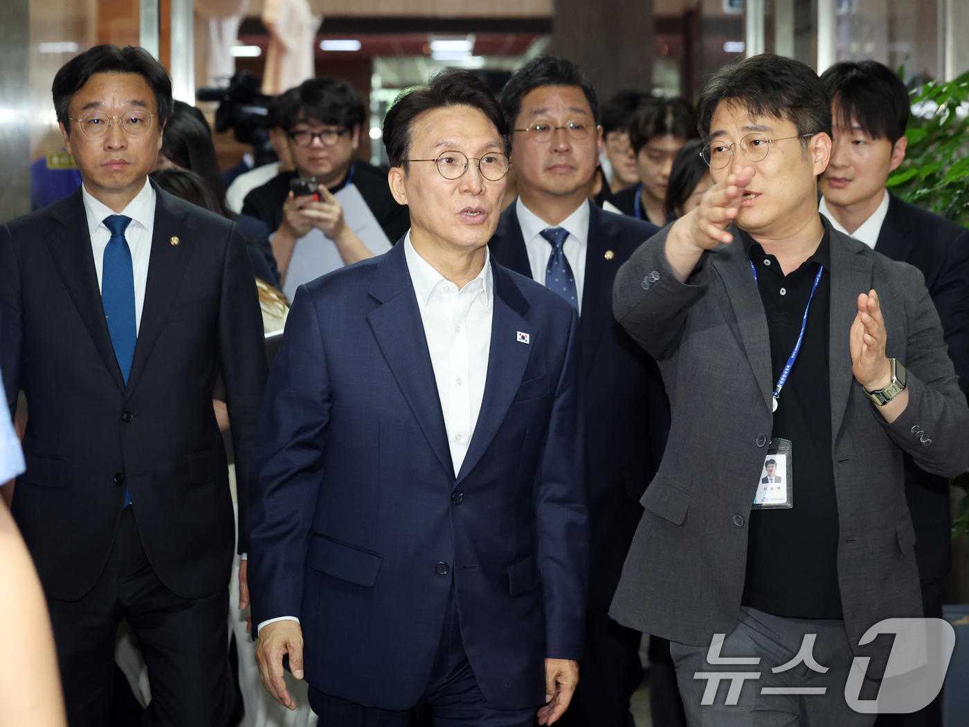 (서울=뉴스1) 황기선 기자 = 김민석 전 국무총리가 1일 오후 서울 여의도 국회로 들어서고 있다.이날 이임식을 마치고 국회로 복귀한 김 전 총리는 중앙당과 국회 본청, 소통관, …