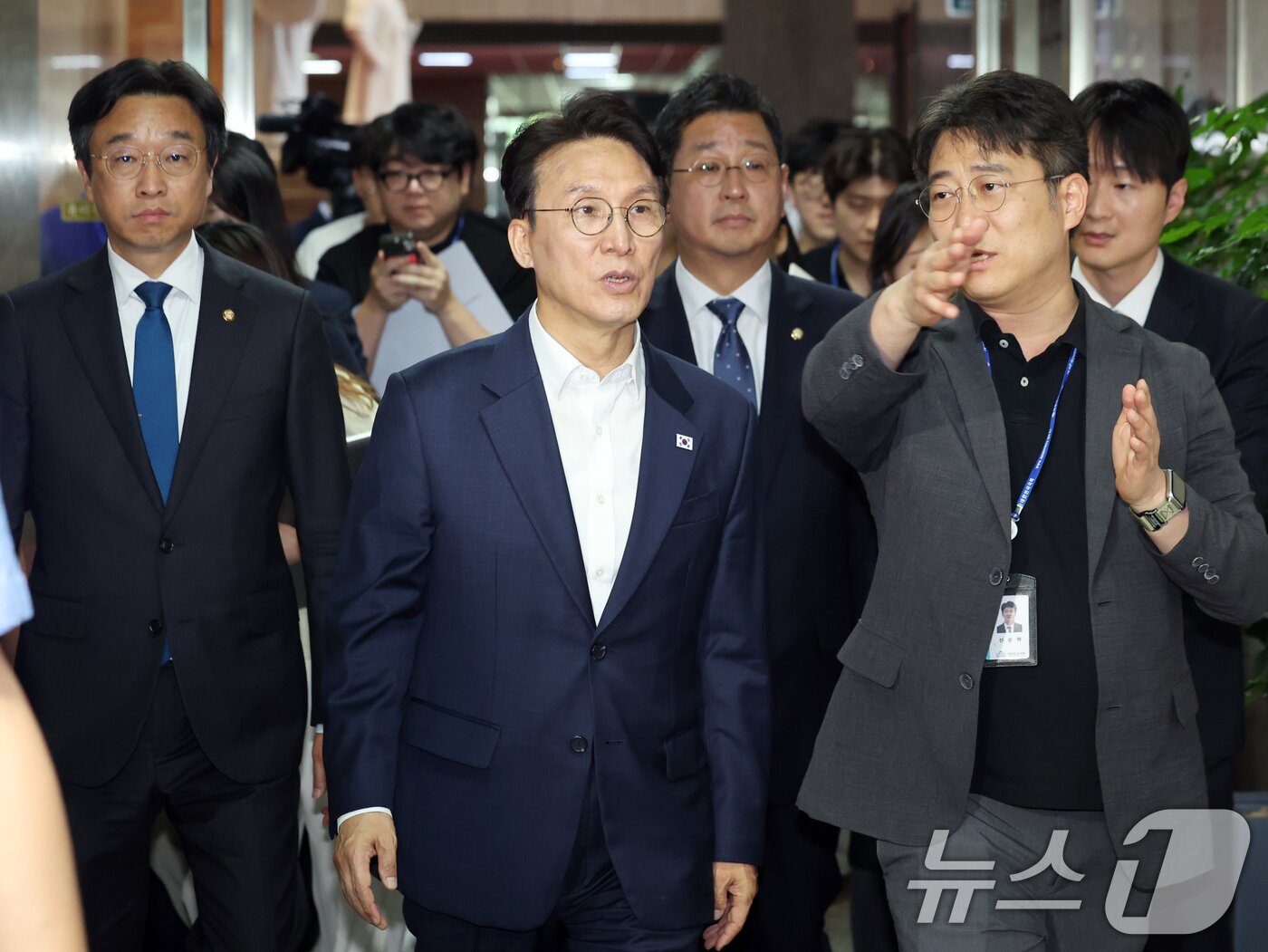 본문 이미지 - 김민석 전 국무총리가 1일 오후 서울 여의도 국회로 들어서고 있다. 2026.7.1 ⓒ 뉴스1 황기선 기자