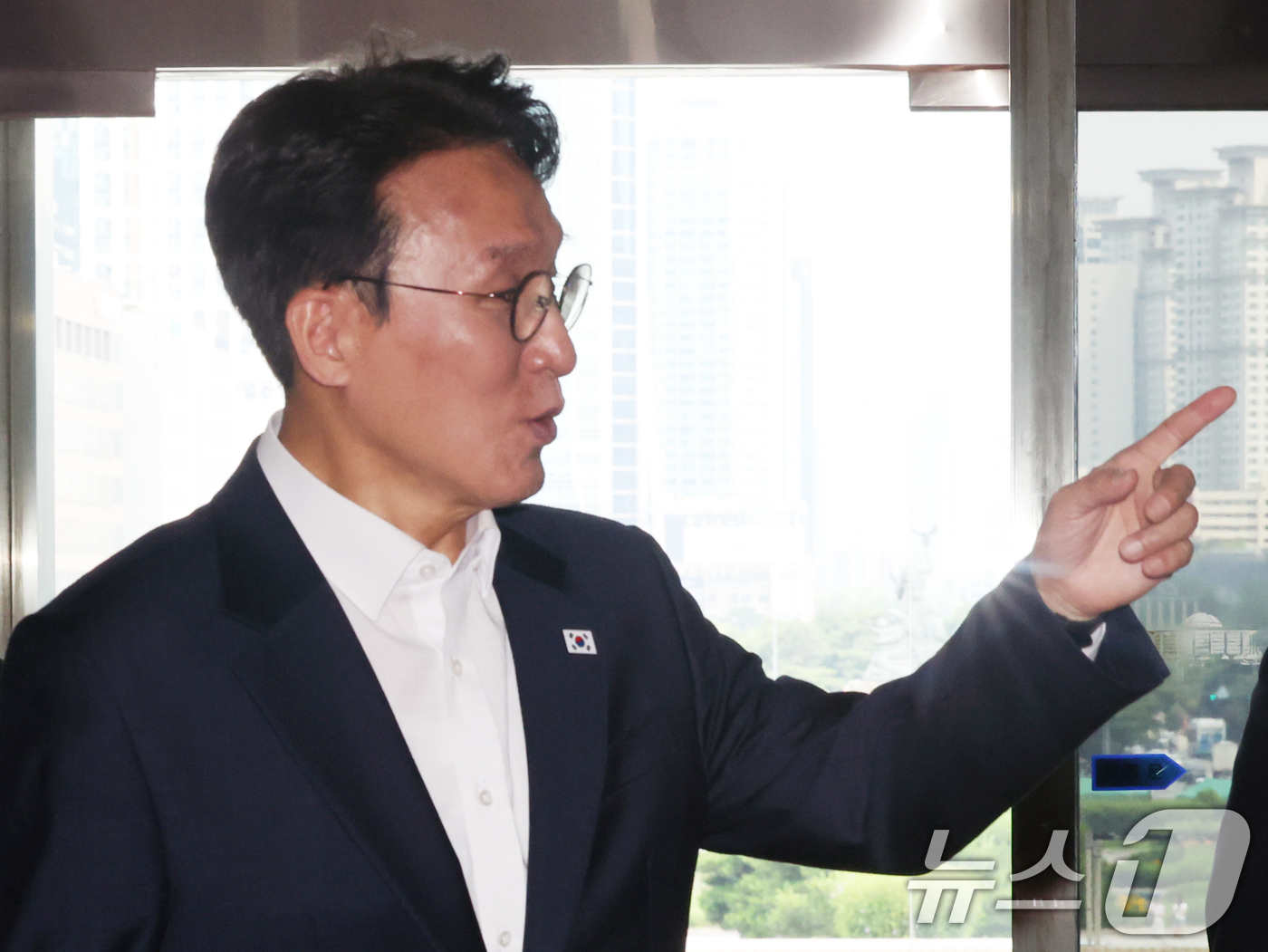 (서울=뉴스1) 황기선 기자 = 김민석 전 국무총리가 1일 오후 서울 여의도 국회로 들어서고 있다.이날 이임식을 마치고 국회로 복귀한 김 전 총리는 중앙당과 국회 본청, 소통관, …