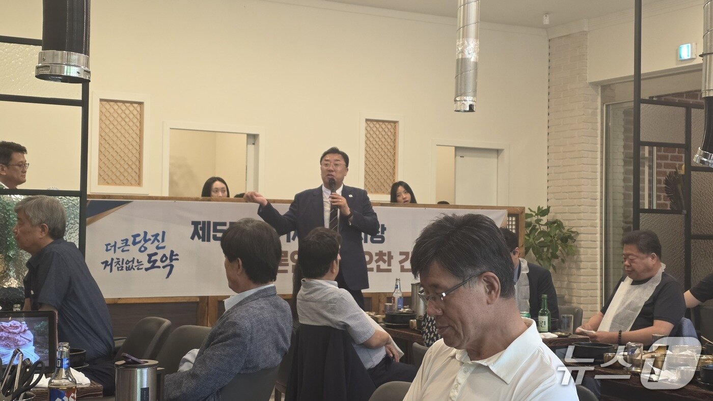 본문 이미지 - 취임식 이후 시내 식당에서 열린 언론인 오찬 간담회에서 취임 1호결재와 2호 결재 등 시정 운영 방향을 설명하고 있다.ⓒ 뉴스1 김태완 기자