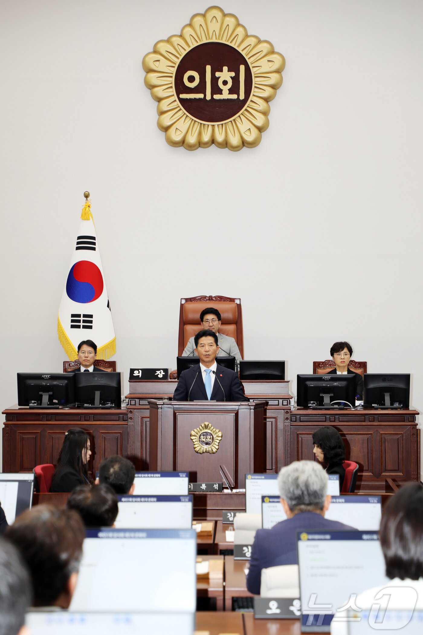 본문 이미지 - 송영훈 신임 제주특별자치도의회 의장이 1일 오후 제주도의회 본회의장에서 제451회 제주도의회 임시회를 주재하고 있다. 2026.7.1 ⓒ 뉴스1 오미란 기자