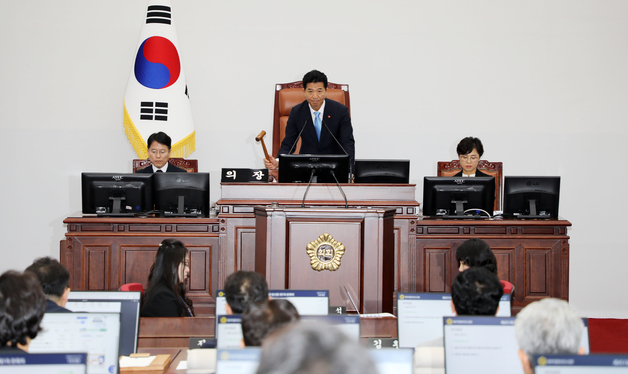 제13대 제주도의회 개원…신임 의장에 민주 3선 송영훈