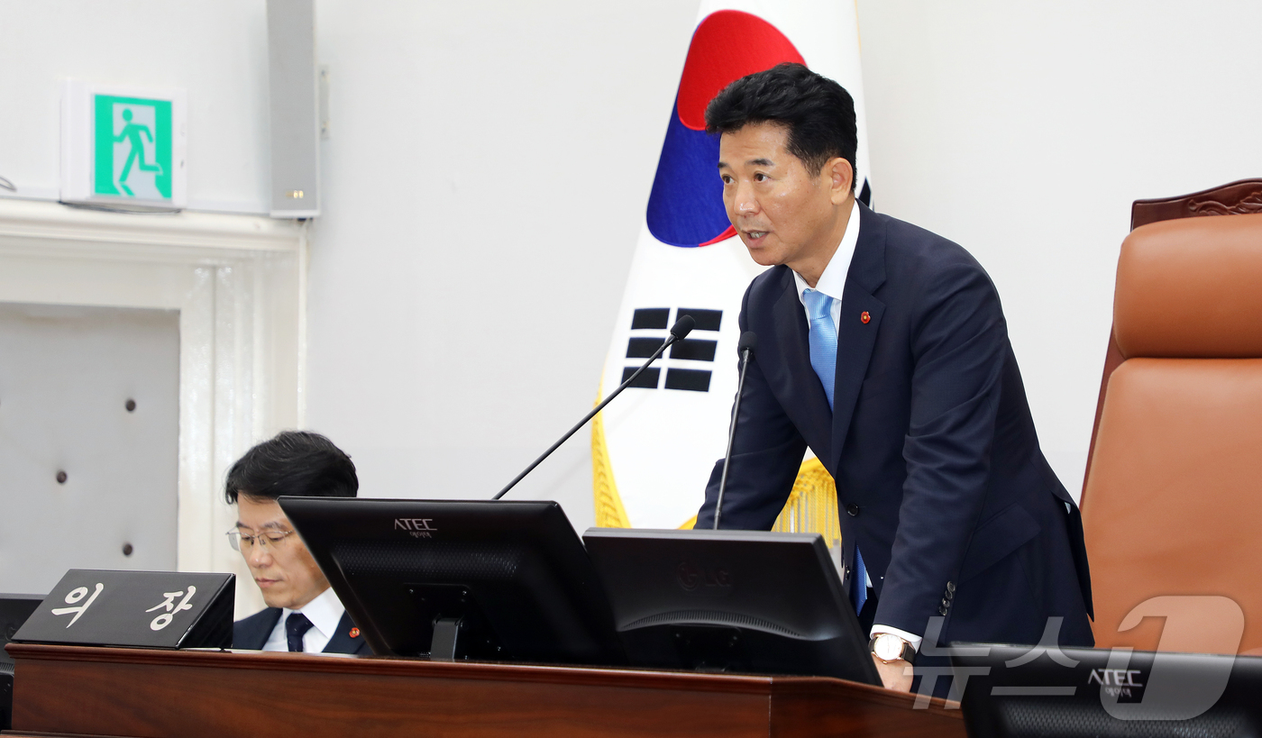 (제주=뉴스1) 오미란 기자 = 송영훈 신임 제주특별자치도의회 의장이 1일 오후 제주도의회 본회의장에서 제451회 제주도의회 임시회를 주재하고 있다. 2026.7.1/뉴스1