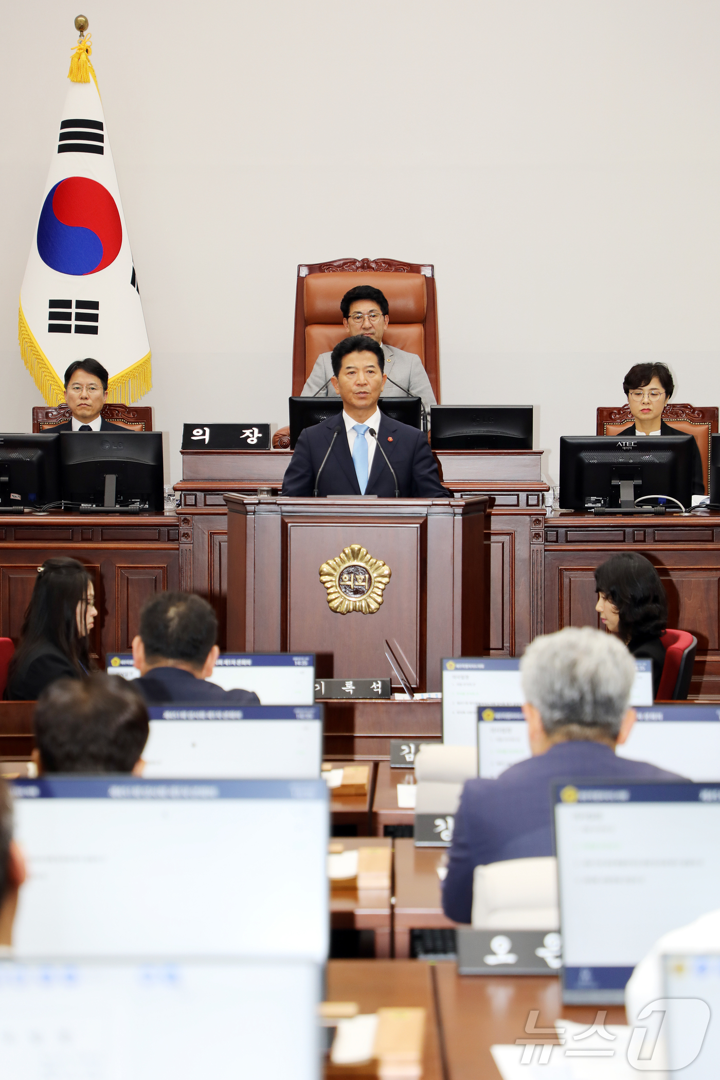 (제주=뉴스1) 오미란 기자 = 송영훈 신임 제주특별자치도의회 의장이 1일 오후 제주도의회 본회의장에서 열린 제451회 제주도의회 임시회에서 당선 인사를 하고 있다. 2026.7. …