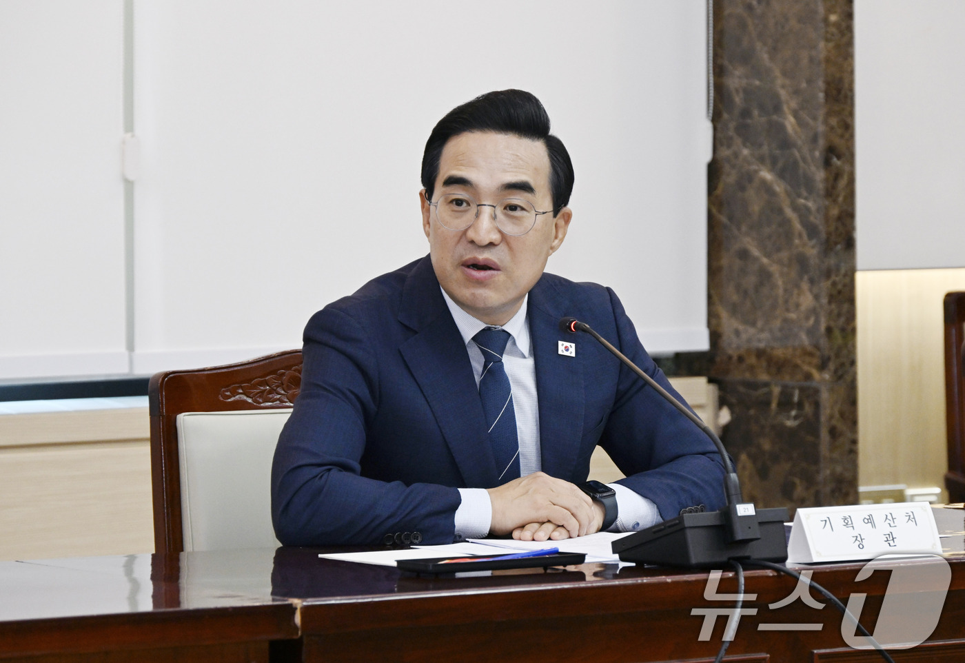 (서울=뉴스1) = 박홍근 기획예산처 장관이 1일 오후 서울 종로구 정부서울청사에서 열린 '성과관리 개선 전문가 간담회'를 주재하고 있다. (기획예산처 제공. 재판매 및 DB금지) …