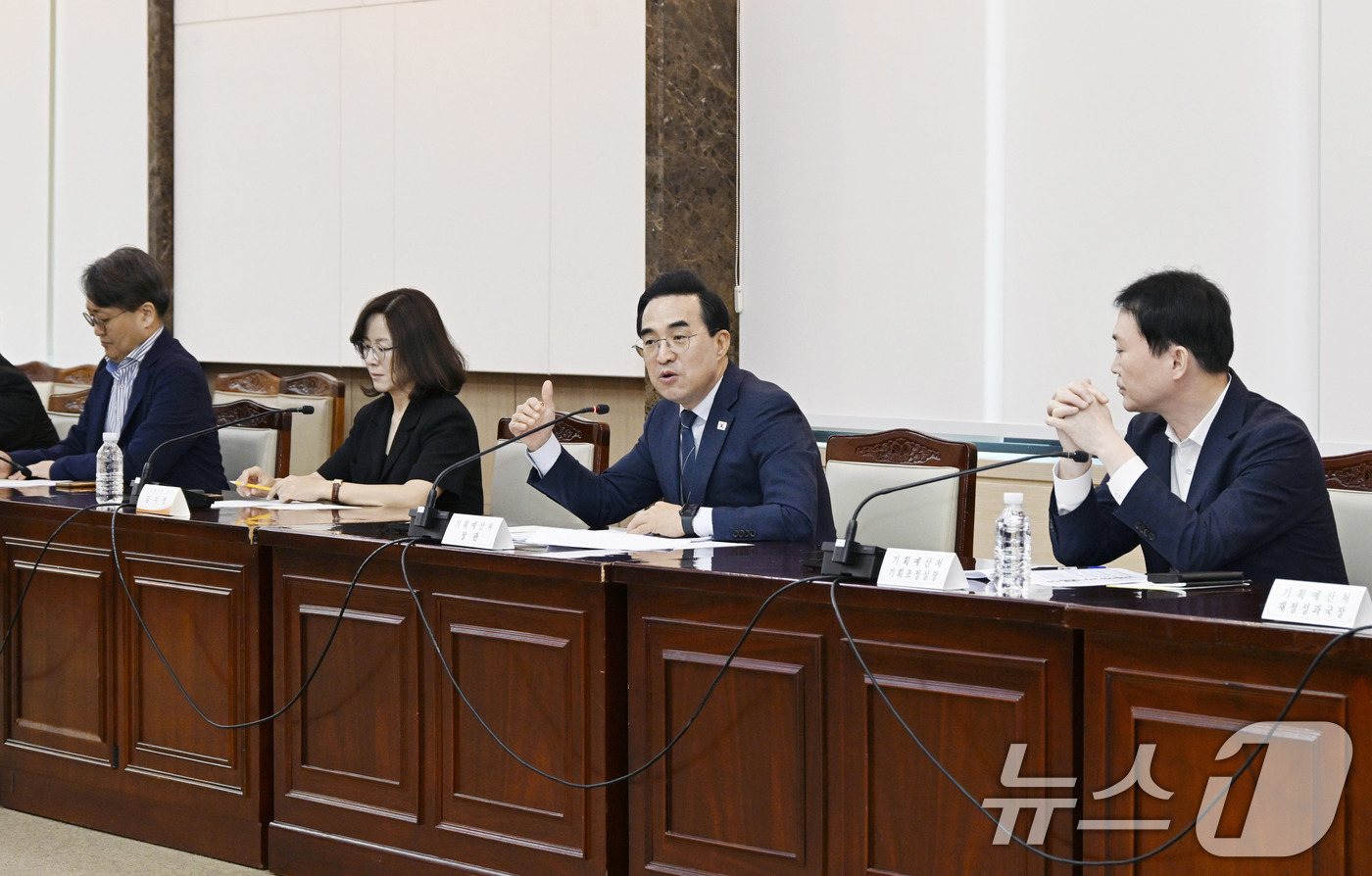 (서울=뉴스1) = 박홍근 기획예산처 장관이 1일 오후 서울 종로구 정부서울청사에서 열린 '성과관리 개선 전문가 간담회'를 주재하고 있다. (기획예산처 제공. 재판매 및 DB금지) …
