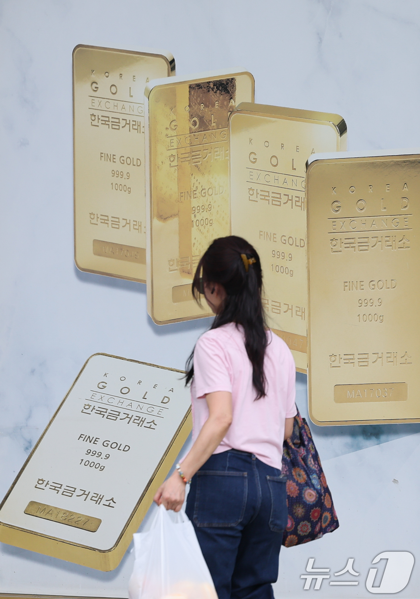 (서울=뉴스1) 안은나 기자 = 국제 금값이 온스당 4000달러 밑으로 떨어지는 등, 최근 3개월간 낙폭이 약 14%에 달하며 2013년 2분기 이후 13년 만에 최대치를 기록했다 …