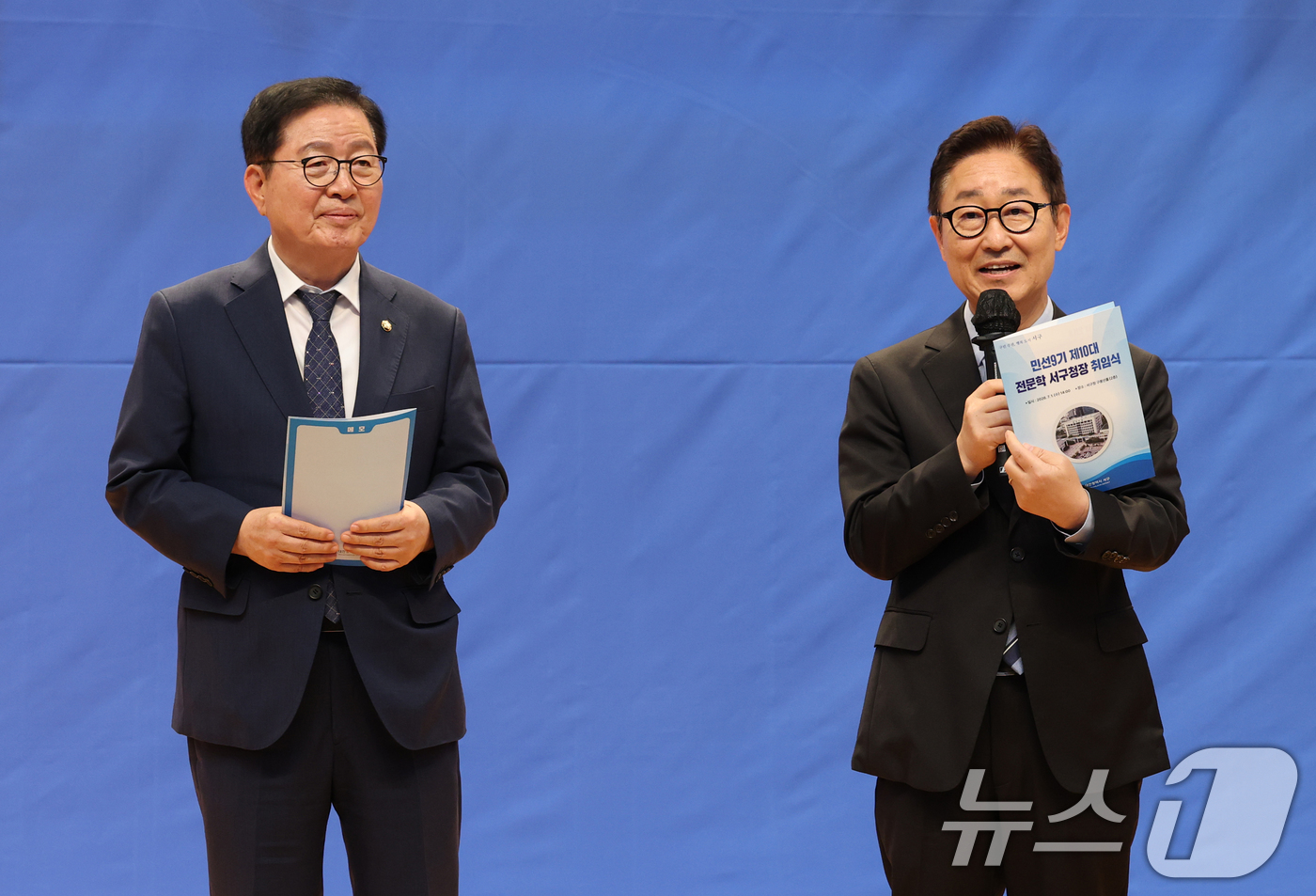 (대전=뉴스1) 김기태 기자 = 박범계 국회의원이 1일 구청 구봉산홀에서 열린 전문학 서구청장 취임식에서 축사를 하고 있다. 왼쪽은 장종태 국회의원. 2026.7.1/뉴스1