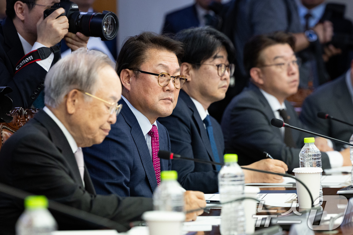 (서울=뉴스1) 유승관 기자 = 손경식 경총회장과 박승희 삼성전자 사장을 비롯한 경영계 참석자들이 1일 서울 마포구 경총회관에서 열린 국민의힘-한국경영자총협회 정책간담회에서 정점식 …
