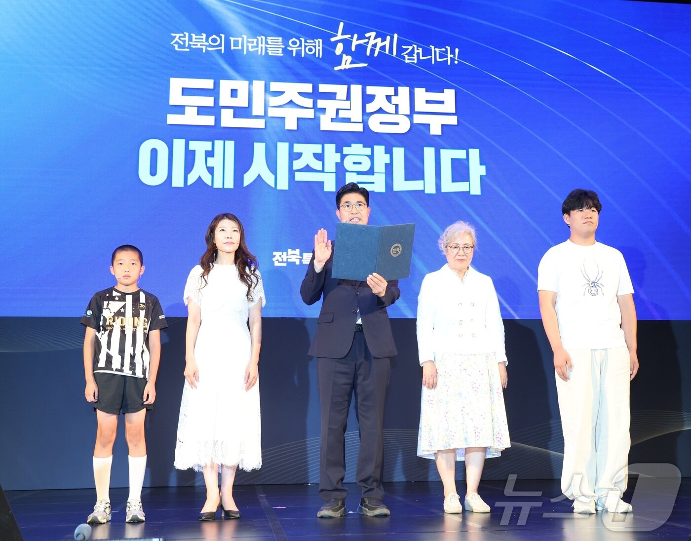 본문 이미지 - 이원택 전북특별자치도지사(가운데)가 1일 전북 전주시 전북특별자치도청에서 열린 취임식에서 선서를 하고 있다. ⓒ 뉴스1 유경석 기자