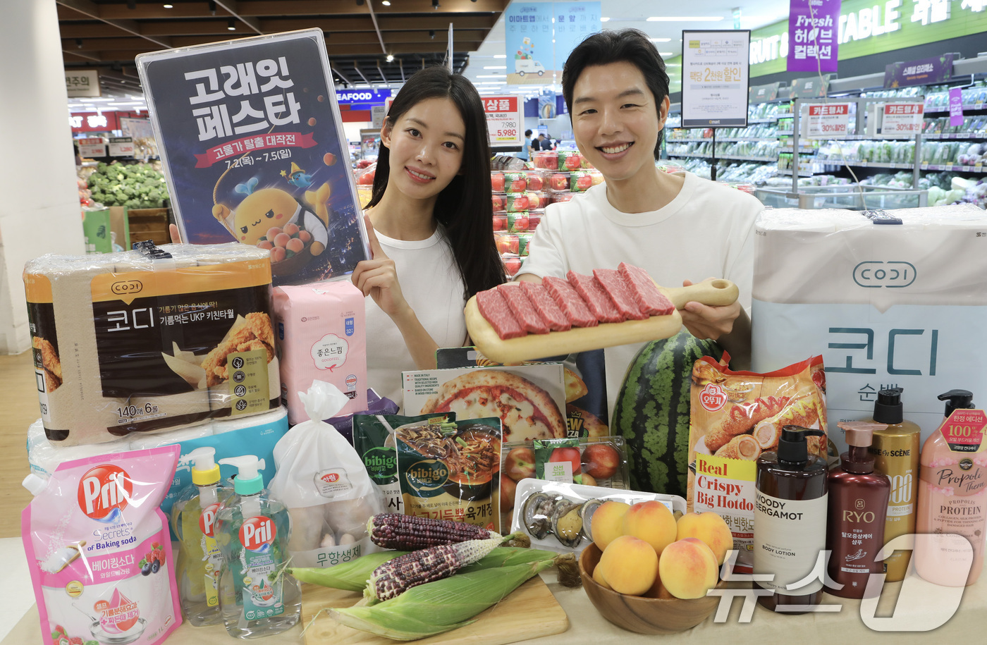 (서울=뉴스1) = 1일 오전 서울 용산구 이마트 용산점에서 모델들이 '고래잇 페스타' 할인상품을 소개하고 있다.이마트는 오는 2일부터 5일까지 ‘고래잇 페스타’를 열고 제철 신선 …