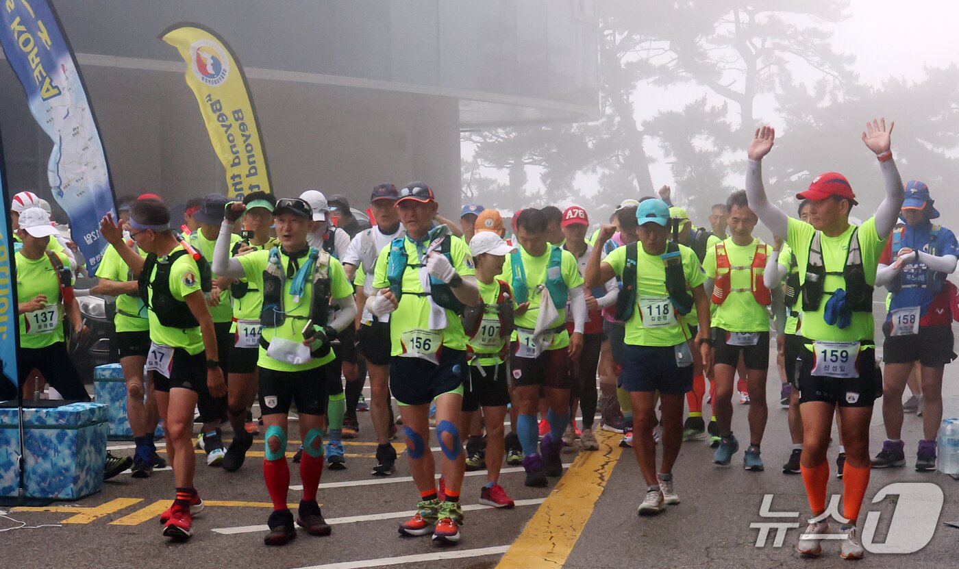 본문 이미지 - 사진은 지난 2024년  7월 7일 '대한민국종단 537km 대회'' 출발지인 부산 태종대에서 주자들이 파이팅을 외치고 있다. 