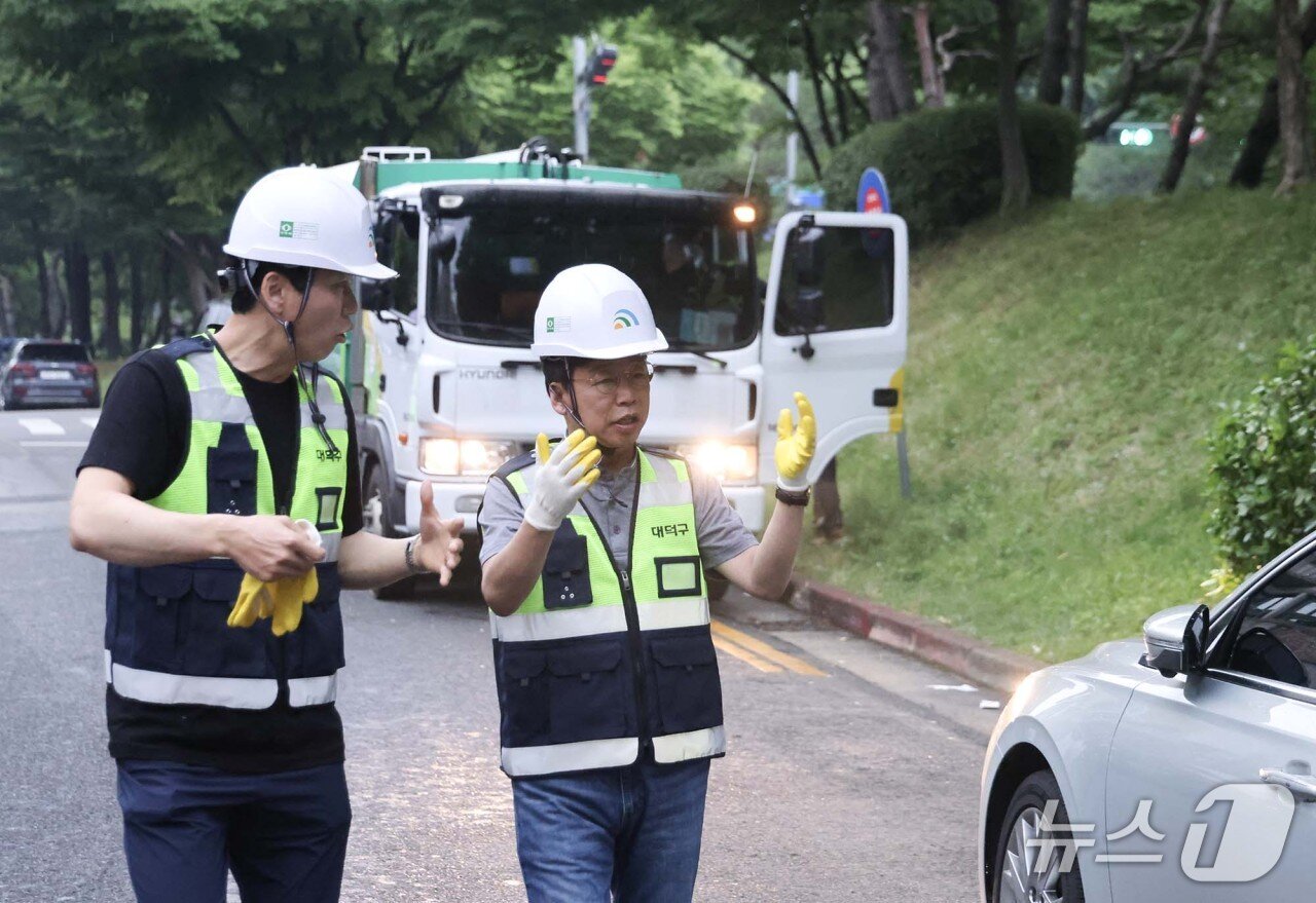 본문 이미지 - 김찬술 대덕구청장이 첫공식 일정으로 환경관리요원들과 환경정화에 참여했다.(대덕구 제공. 재판매 및 DB금지)/뉴스1