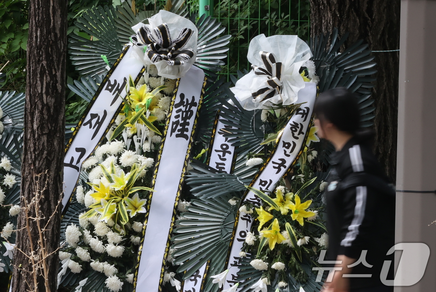 (서울=뉴스1) 김진환 기자 = 1일 오후 서울 강동구 배재고등학교 정문 앞에 근조화환이 놓여 있다. 앞서 배재고 선수들은 지난달 29일 서울 목동구장에서 열린 제81회 청룡기 전 …
