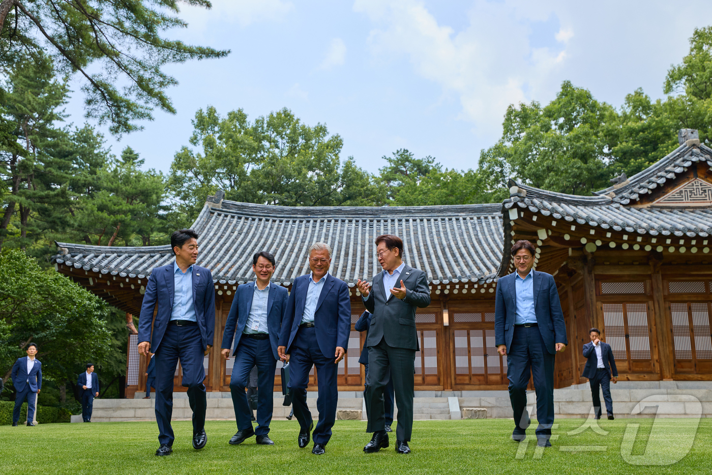 (서울=뉴스1) 허경 기자 = 이재명 대통령과 문재인 전 대통령이 1일 청와대 상춘재에서 열린 오찬 회동을 마친 뒤 이동하며 대화하고 있다. (청와대 제공. 재판매 및 DB 금지) …